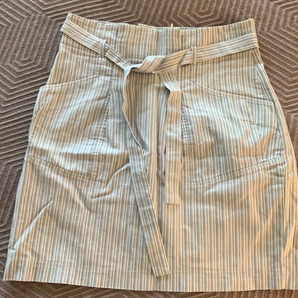 Linen BCBG high waisted mini skirt.